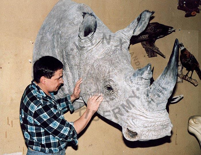 Autor przy nosorożcu białym, 1995 r.